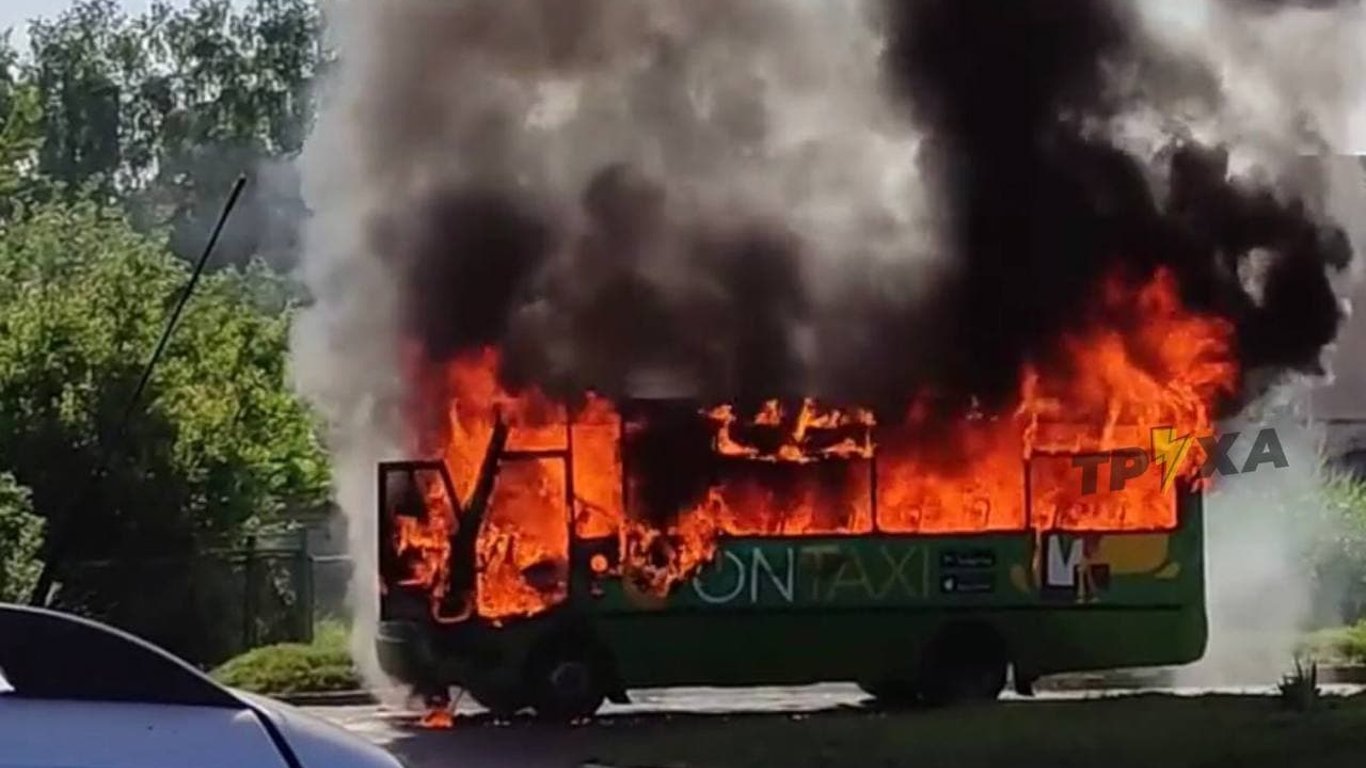 В Харькове загорелась маршрутка на ходу — подробности пожара