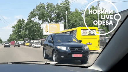 Їхав заднім ходом: в Одесі автолюбитель шокував учасників дорожнього руху манерою їзди - 285x160