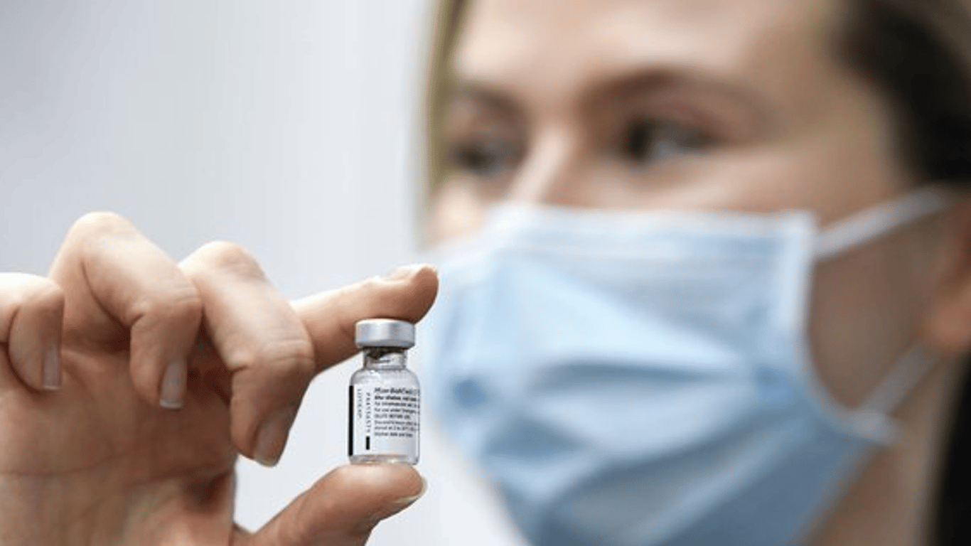 Щеплення чиновників - у МОЗ пояснили вибір вакцини