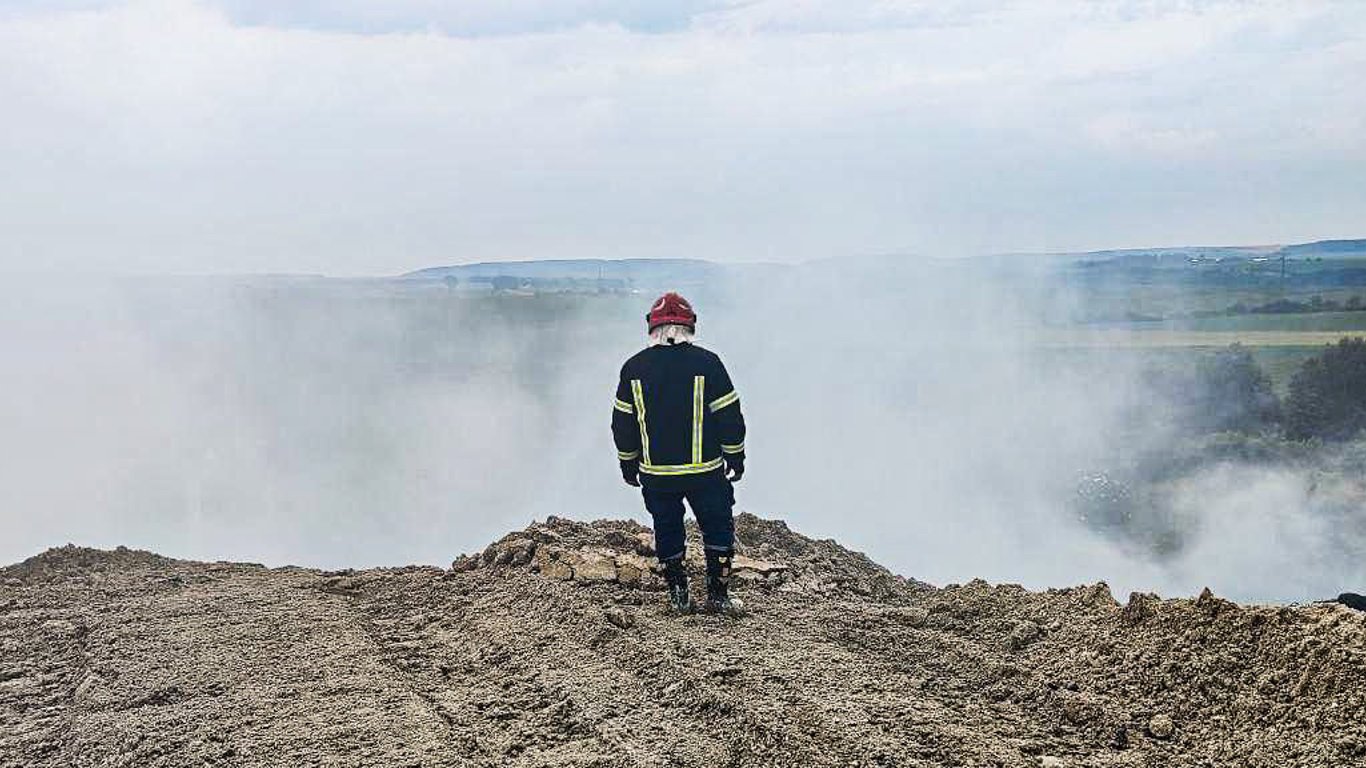 Пожежа на звалищі в селі Малашівці – рятувальники гасять вогонь другий день