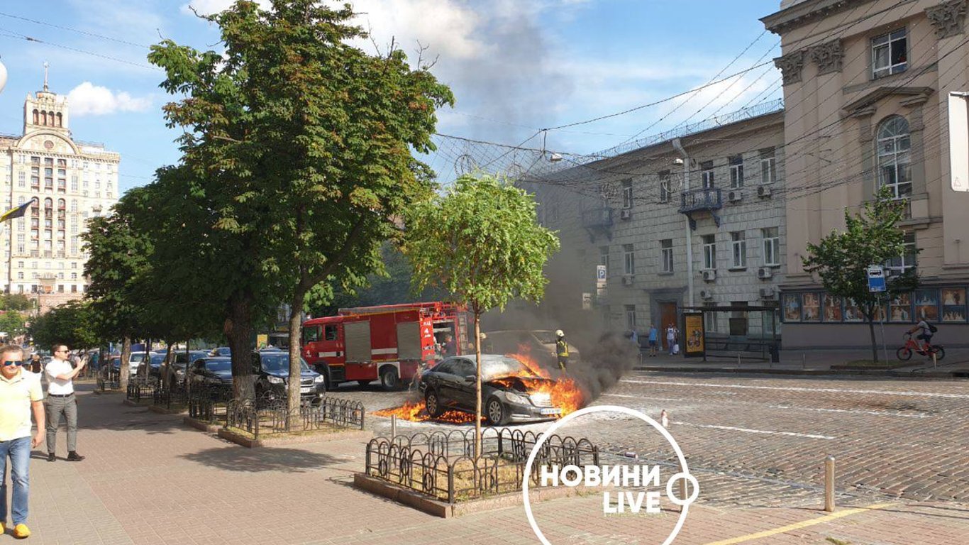 В Киеве на Богдана Хмельницкого загорелся Mercedes. Фото, видео