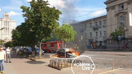 В центре Киева вспыхнул Mercedes. Фото, видео - 285x160