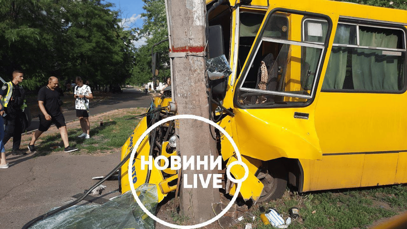 В Киеве маршрутка "влетела" в столб - детали аварии