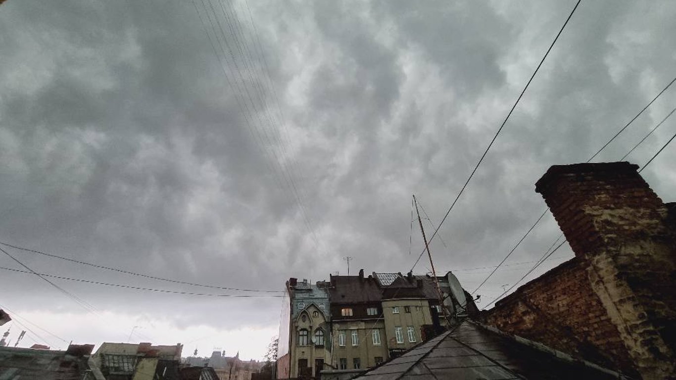 На Львів знову обрушилася негода: дощ і град