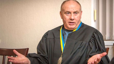 Председатель одесского суда, в окно которого стреляли, пожаловался на заказные статьи - 285x160
