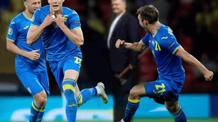 Порошенко на поле и Довбик в “лифчике”: соцсети взорвались мемами об исторической победе сборной Украины над шведами - 285x160