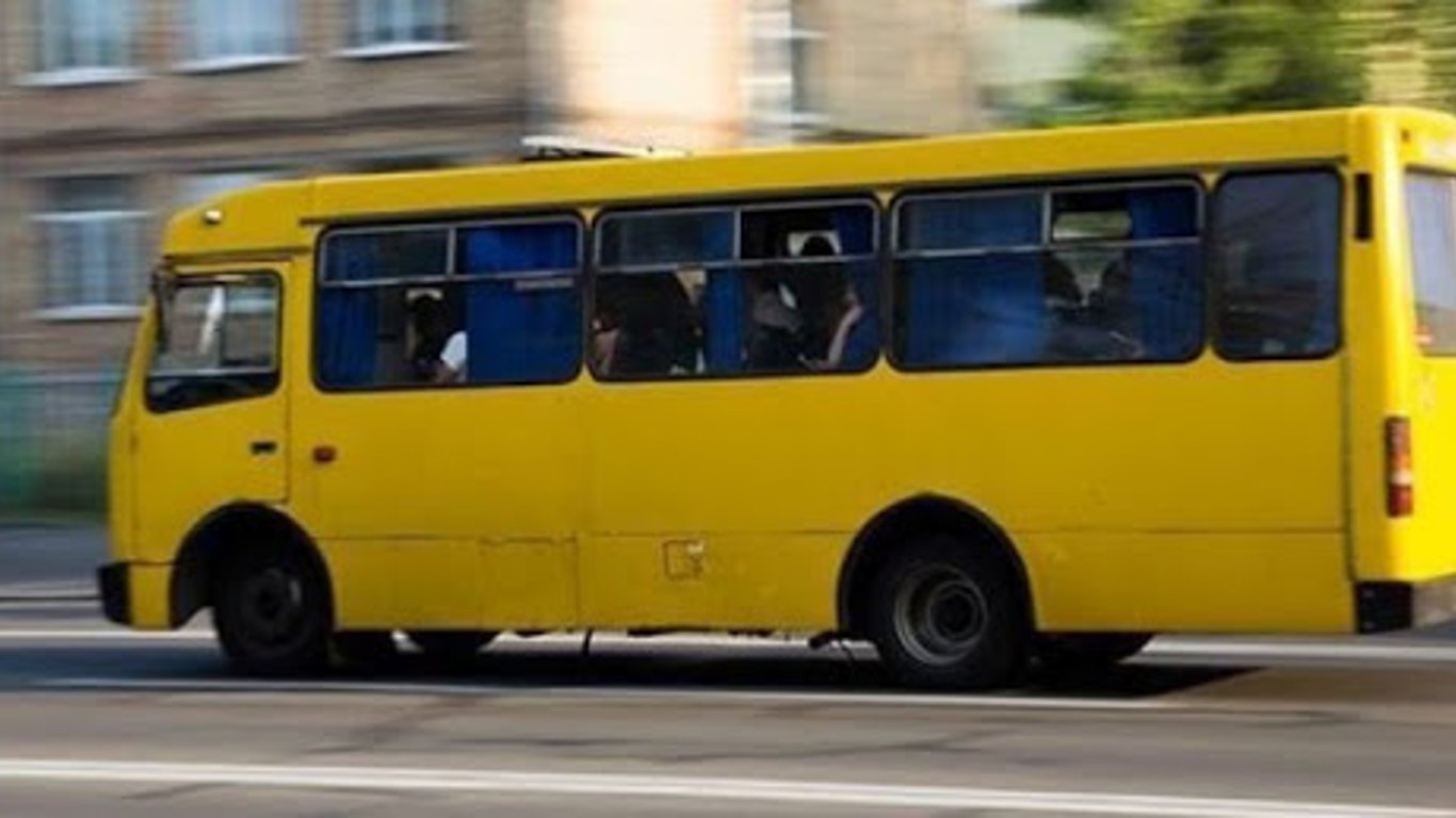 В Харькове водитель маршрутки специально очень медленно ехал — так он отомстил пассажирам за замечание — видео