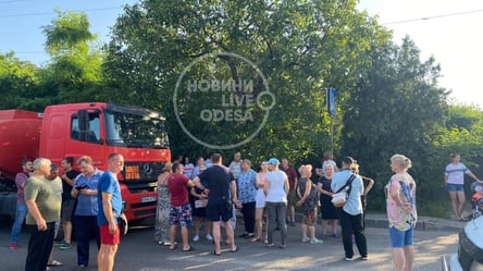 Митинг против фур: в Одессе местные жители перекрыли дорогу на Хуторской - 285x160