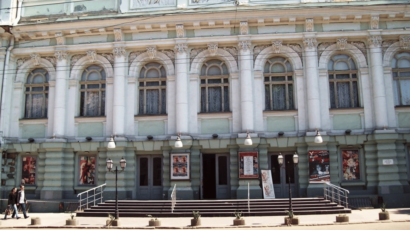 В Одессе Украинский театр выбросил старинные окна и снял мрамор