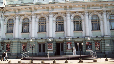 Реставрация по-одесски: в Украинском театре выбросили старинные окна и сняли мрамор - 285x160