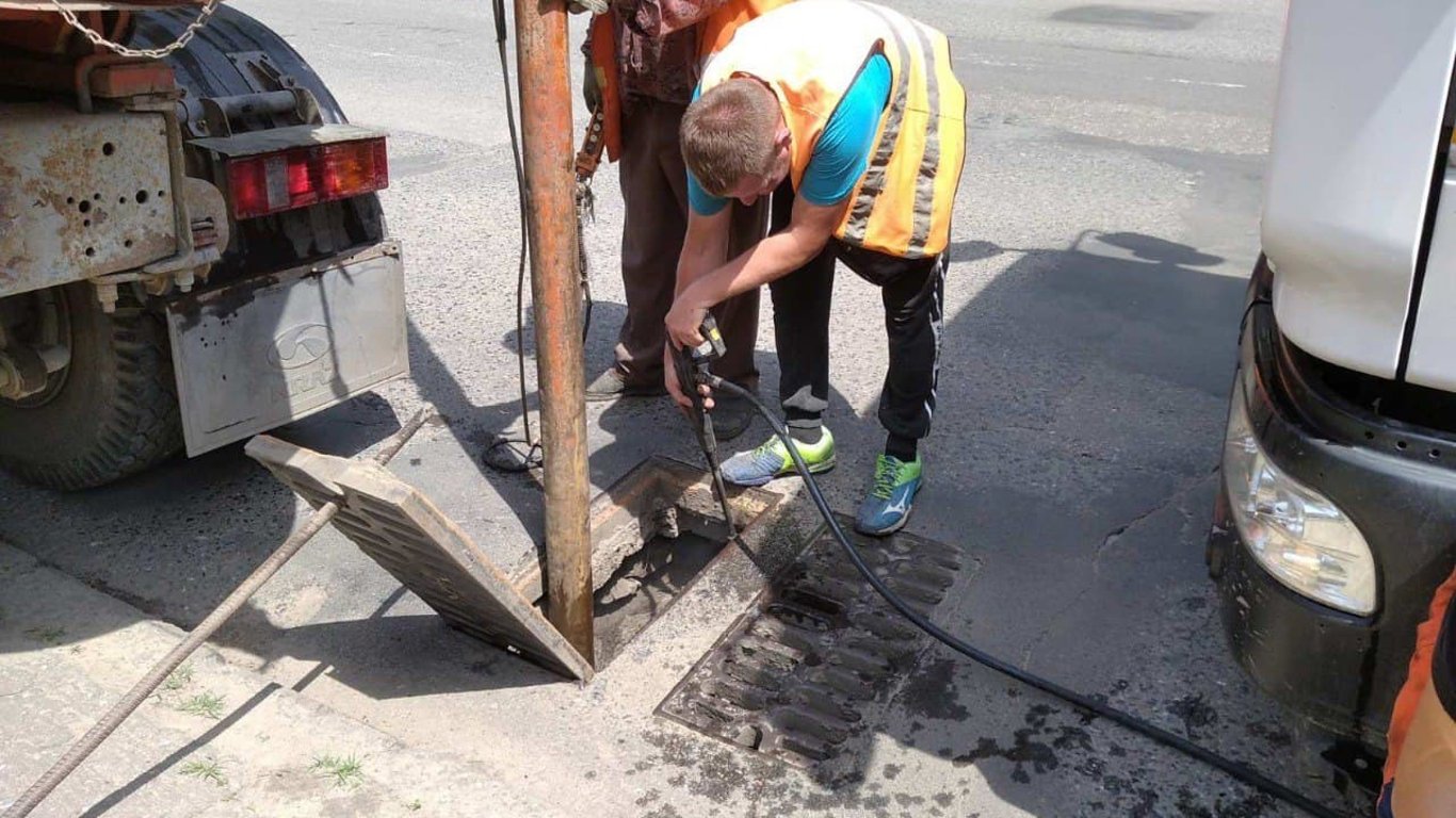 В Одессе коммунальщики в очередной раз взялись чистить ливневки