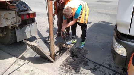 После дождя опять затопит? В Одессе коммунальщики в очередной раз взялись чистить ливневки - 285x160