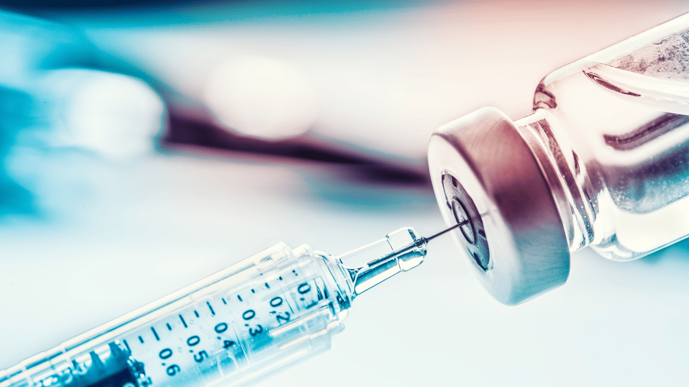 Вакцинація проти COVID-19 - в Україні можуть запровадити щеплення третьою дозою