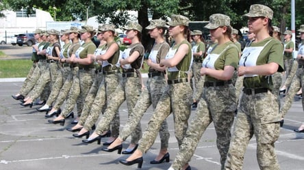 Підбори розбрату: у Міноборони виправдалися за взуття жінок-військовослужбовиць на параді - 285x160