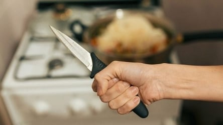 Вонзила нож в грудь: одесситке "светит" до 15 лет за решеткой за покушение на убийство любимого - 285x160