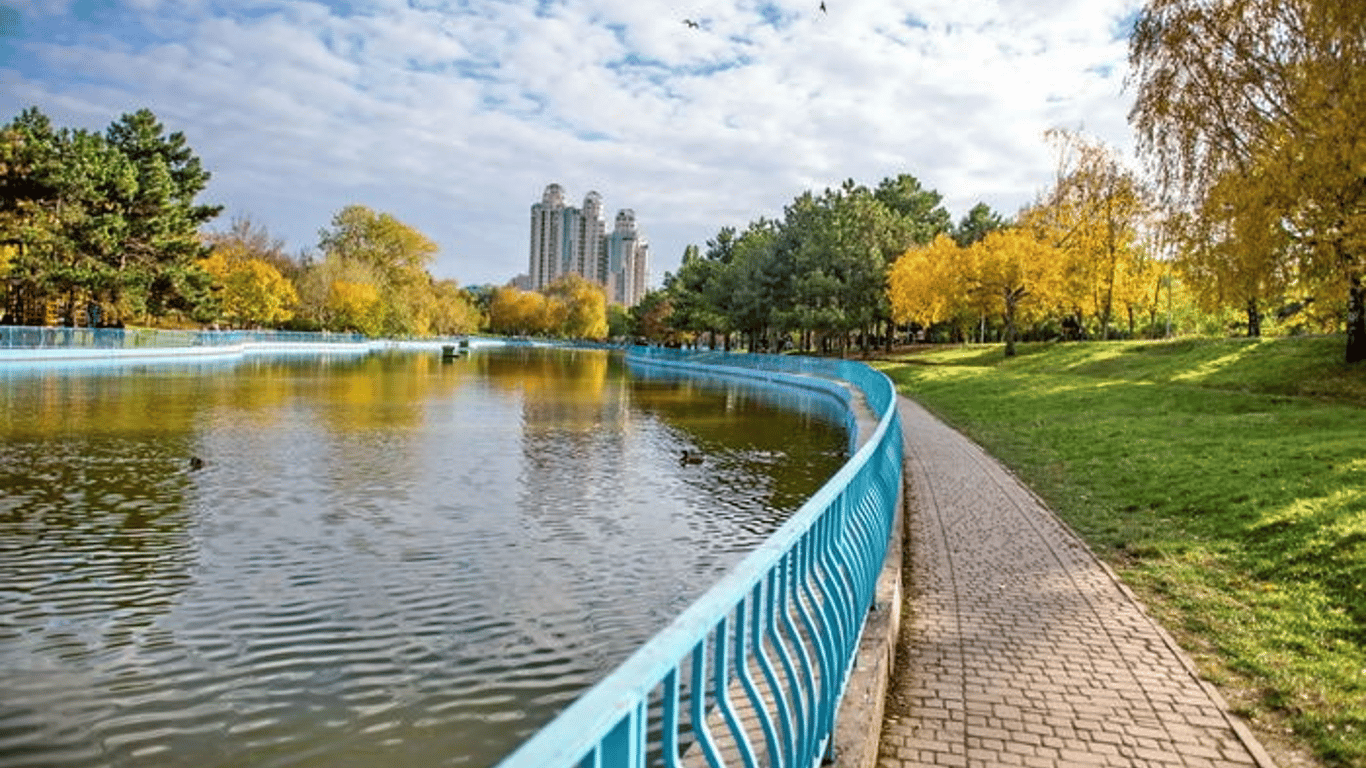 В Одессе в парке Победы двое жителей устроили водные развлечения