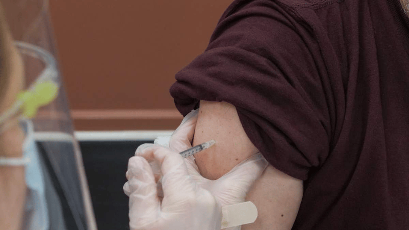 В Украине умер мужчина после вакцинации Pfizer