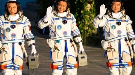 Китайские астронавты вышли в открытый космос: видео уникального момента - 285x160