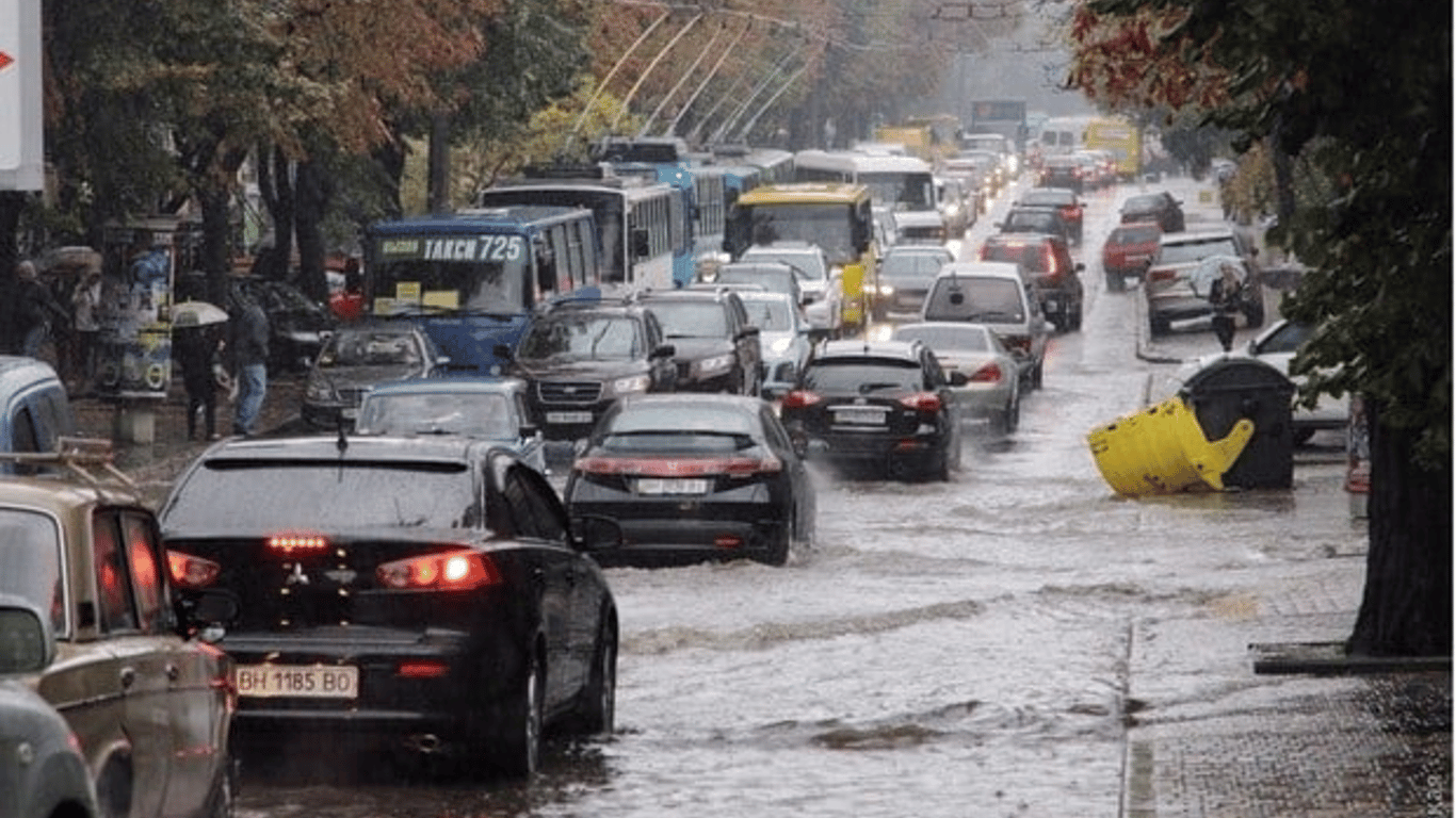 В Одессе после дождя затопило улицы - видео