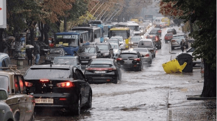 Не рятують навіть ливнівки: в Одесі після дощу затопило низку вулиць. Відео - 285x160