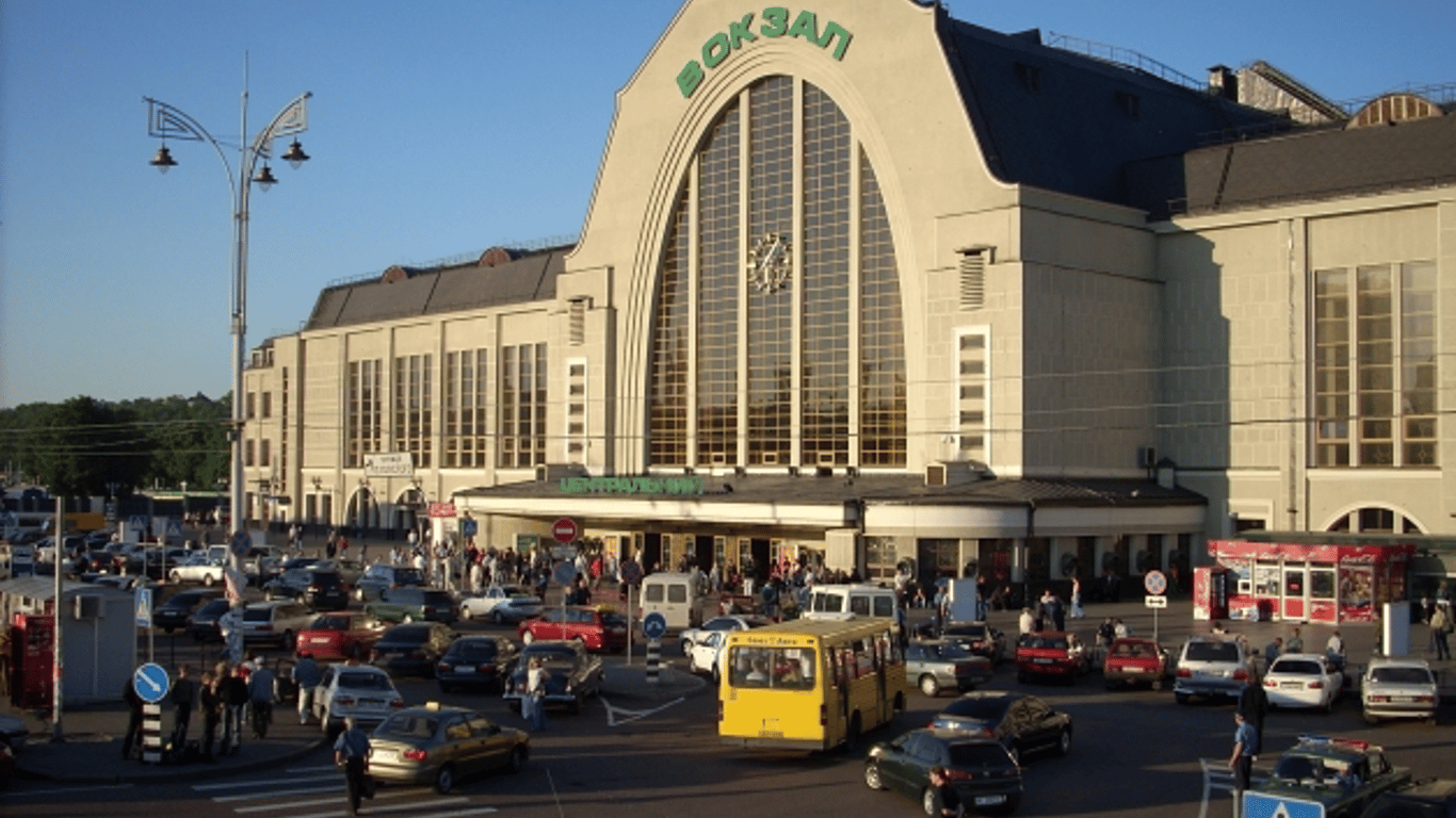 У Києві замінували залізничні Центральний та Південний вокзали