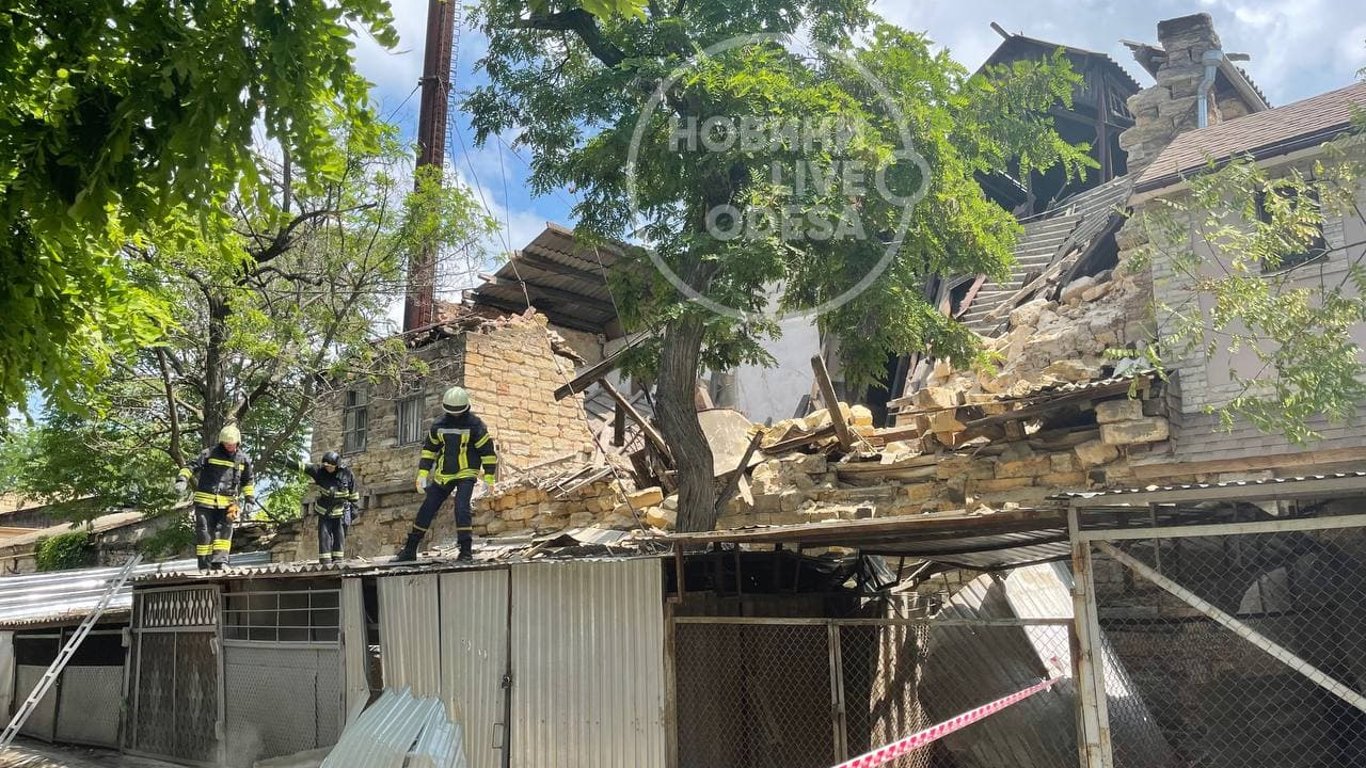 В Одессе обрушился дом: спасатели разбирают завалы