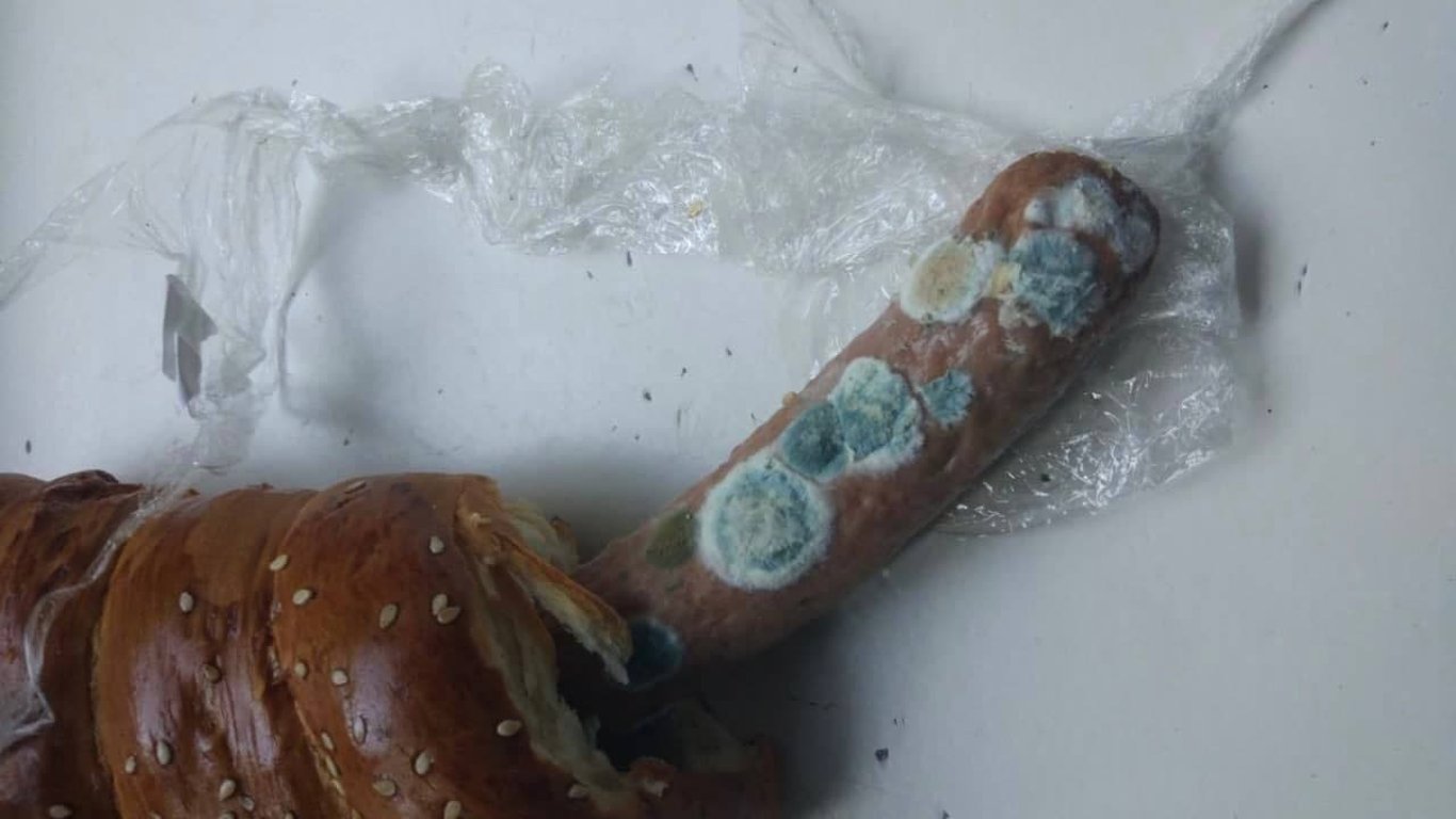 В одном из одесских супермаркетов обнаружили сосиску в тесте с плесенью - как вернуть некачественный товар