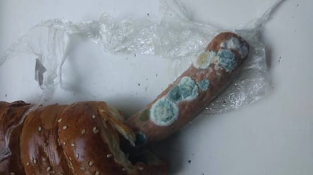 В одном из одесских супермаркетов обнаружили сосиску в тесте с плесенью. Фото - 285x160