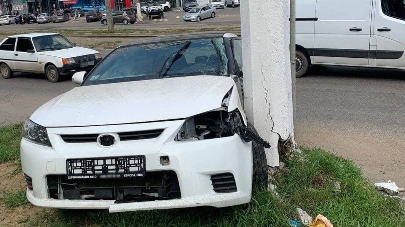 в Одессе водитель автомобиля Toyota на скорости влетел в столб