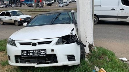 Обійшлося без жертв: на Балківський водій автомобіля Toyota на швидкості влетів у стовб - 285x160