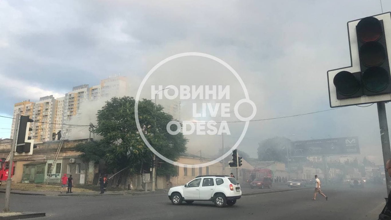 В Одессе горит заброшенное здание - Видео