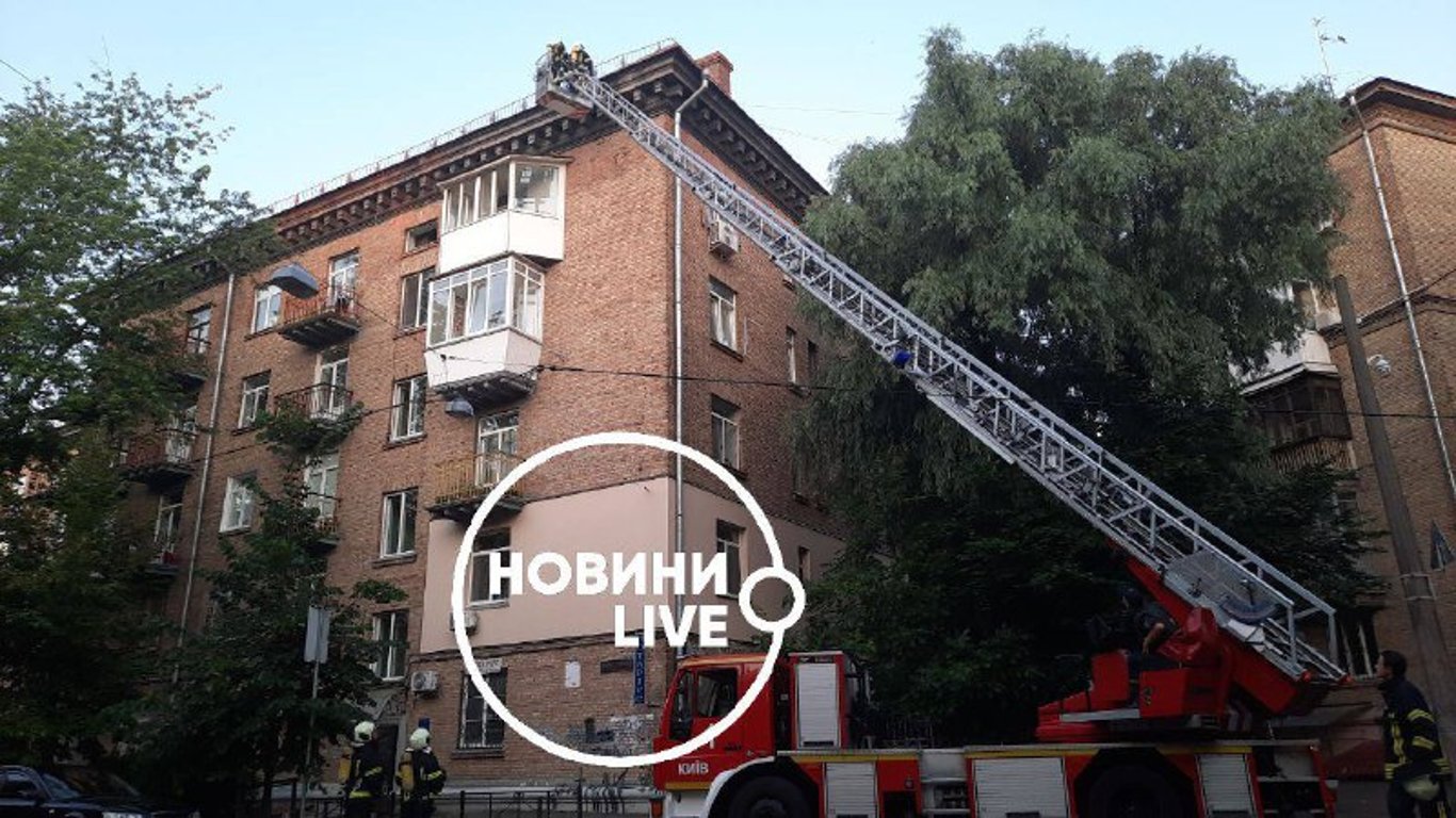 На Лейпцигской, 8 в Киеве загорелась крыша дома
