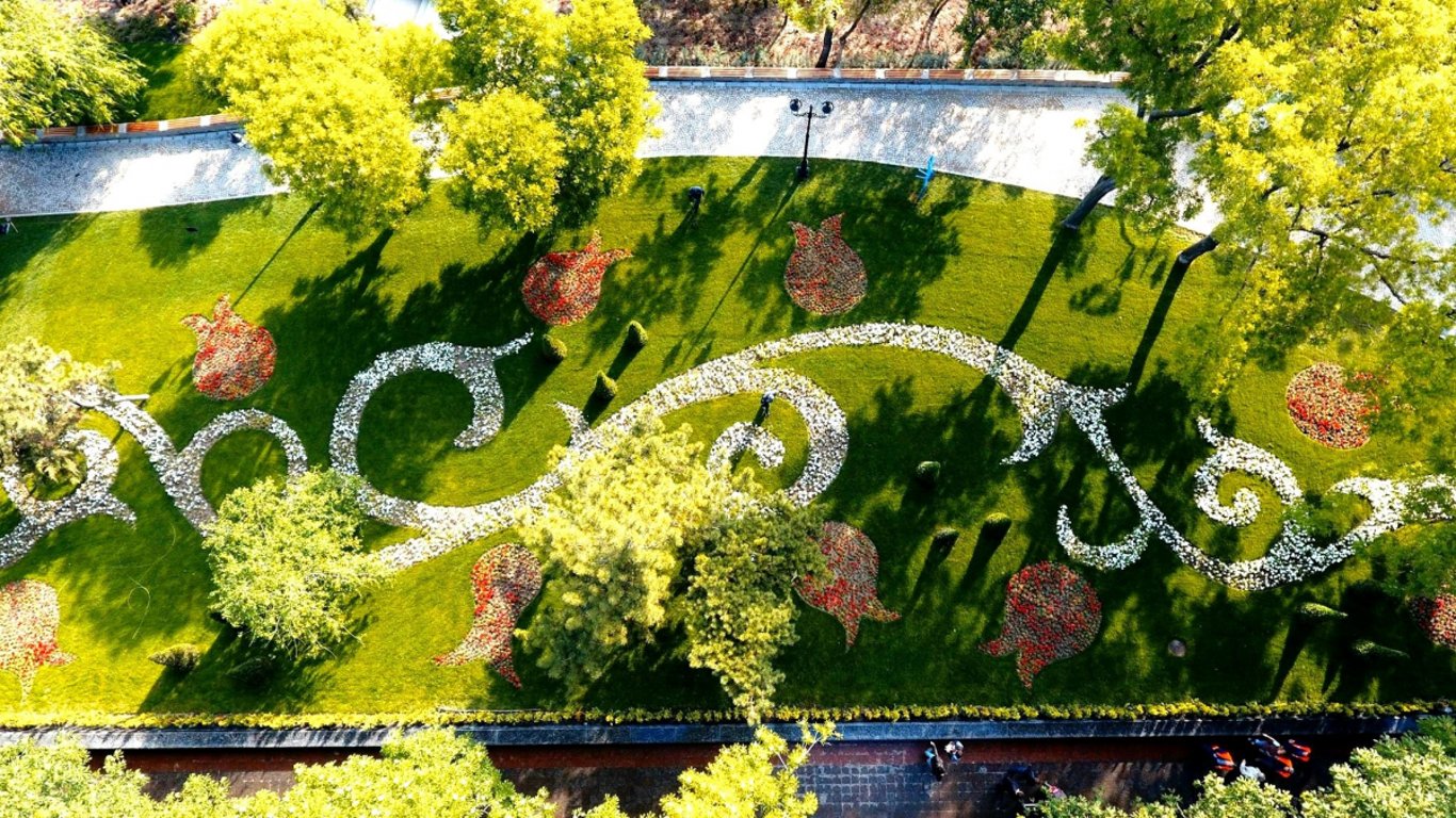 В Одессе в Стамбульском парке две девочки разрисовали лавочки
