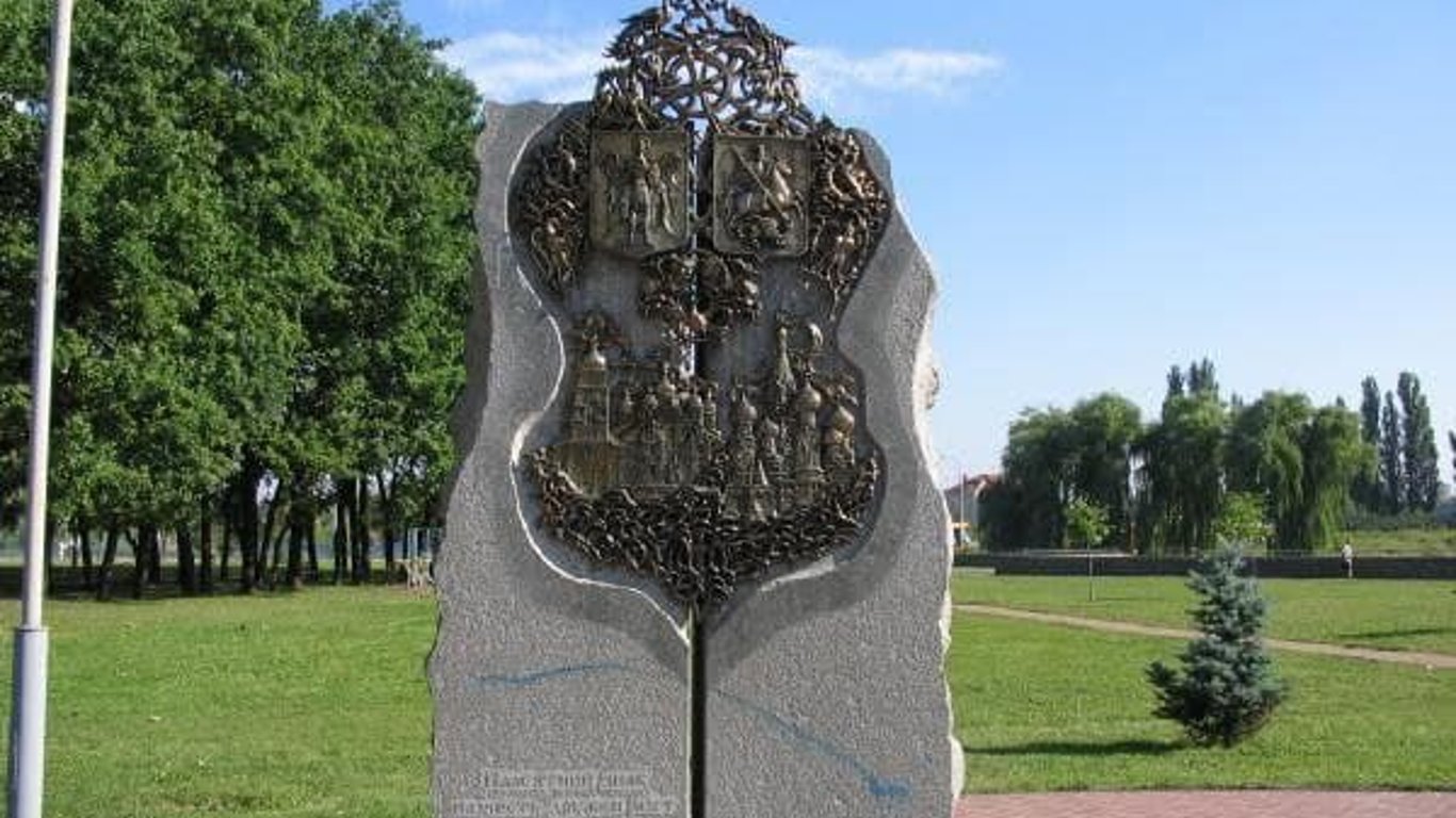 В Киеве демонтируют памятный знак в честь дружбы Киева и Москвы