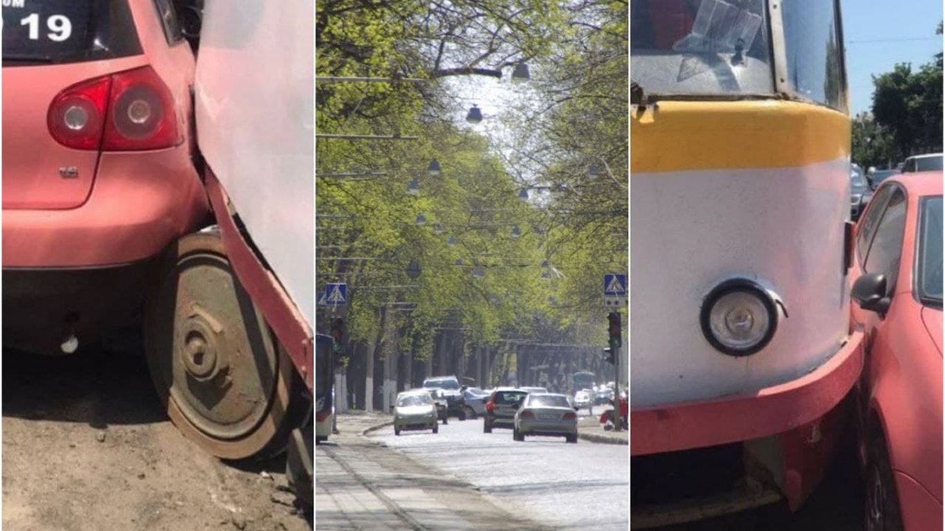 В Одессе трамвай сошел с рельсов прямо в припаркованный автомобиль