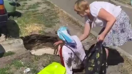 Едва не сварила ноги в кипятке: в Киеве на Оболони под женщиной провалилась земля. Видео - 285x160