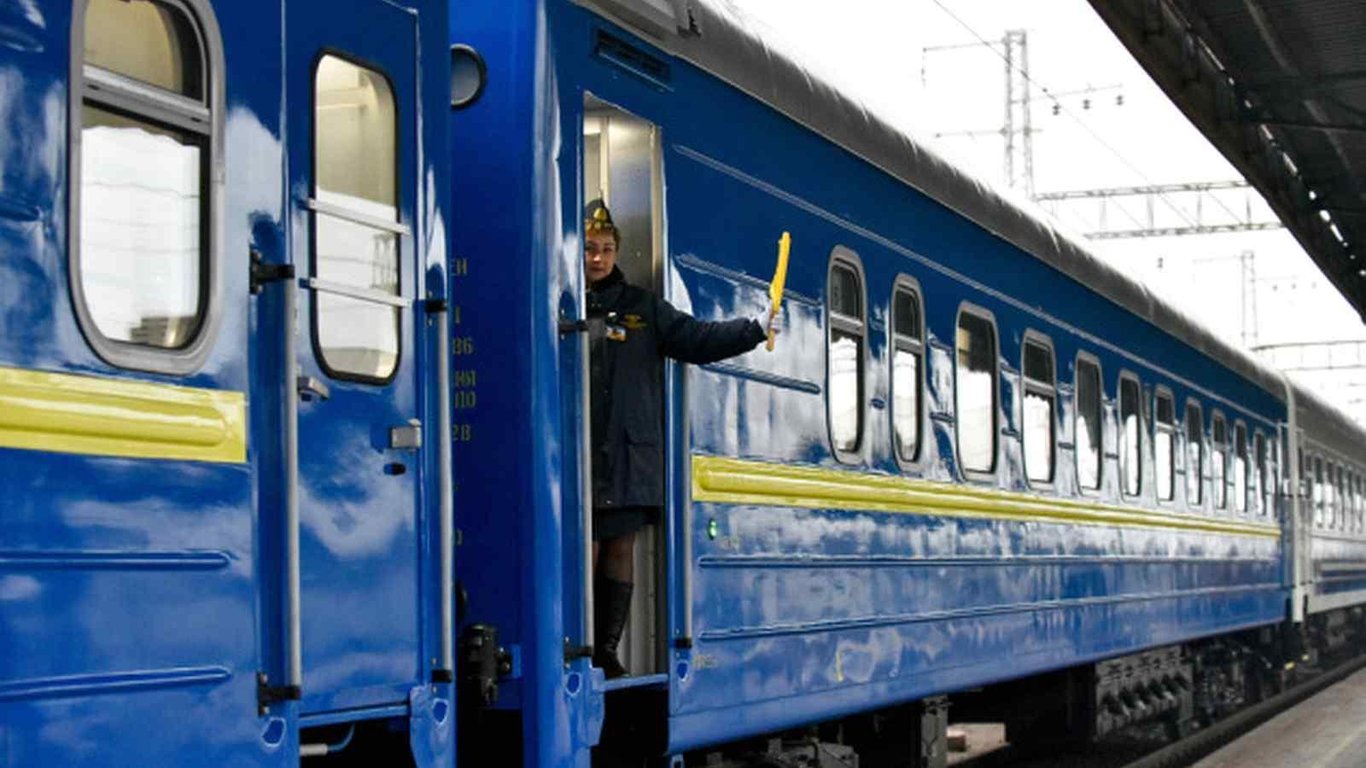 В поезде "Укрзализныци" выпало окно в купе - видео