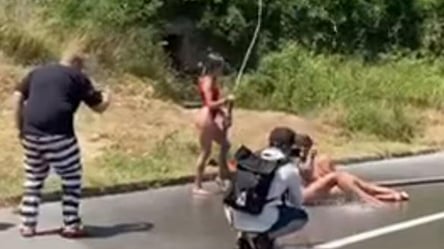 У Чорногорії трьох українок оштрафували за оголену фотосесію посеред дороги. Відео - 285x160