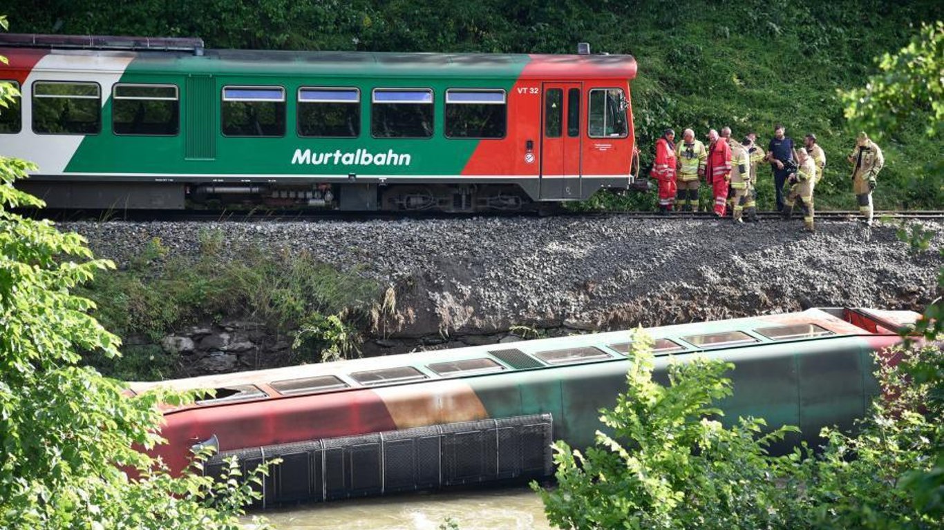 В Австрии после ливня поезд перевернулся в реку