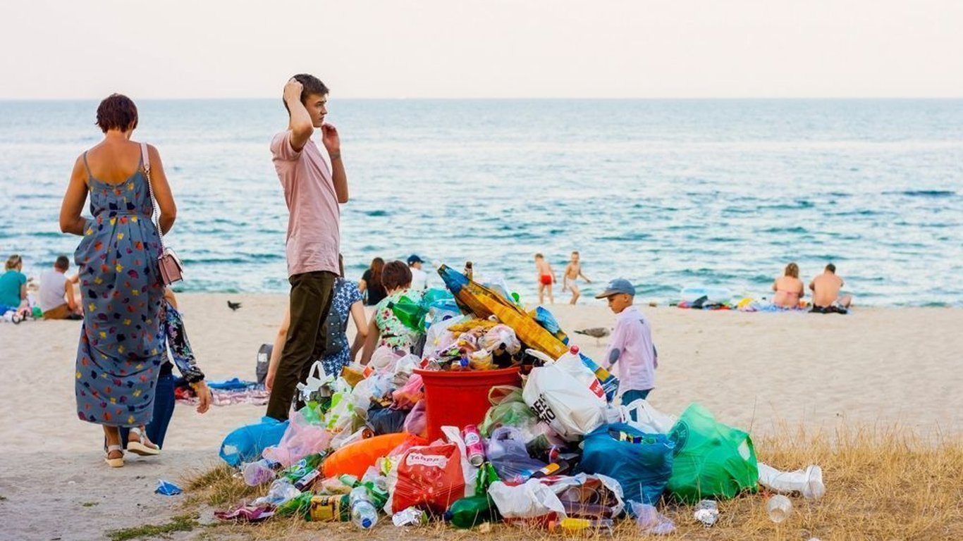 Ржавые заборы, загрязненный море и куча мусора - который выглядит пляж "Зерновой" в Одессе