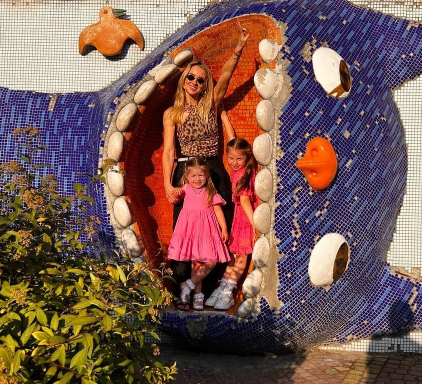 Дружина Сергія Притула з їхніми доньками