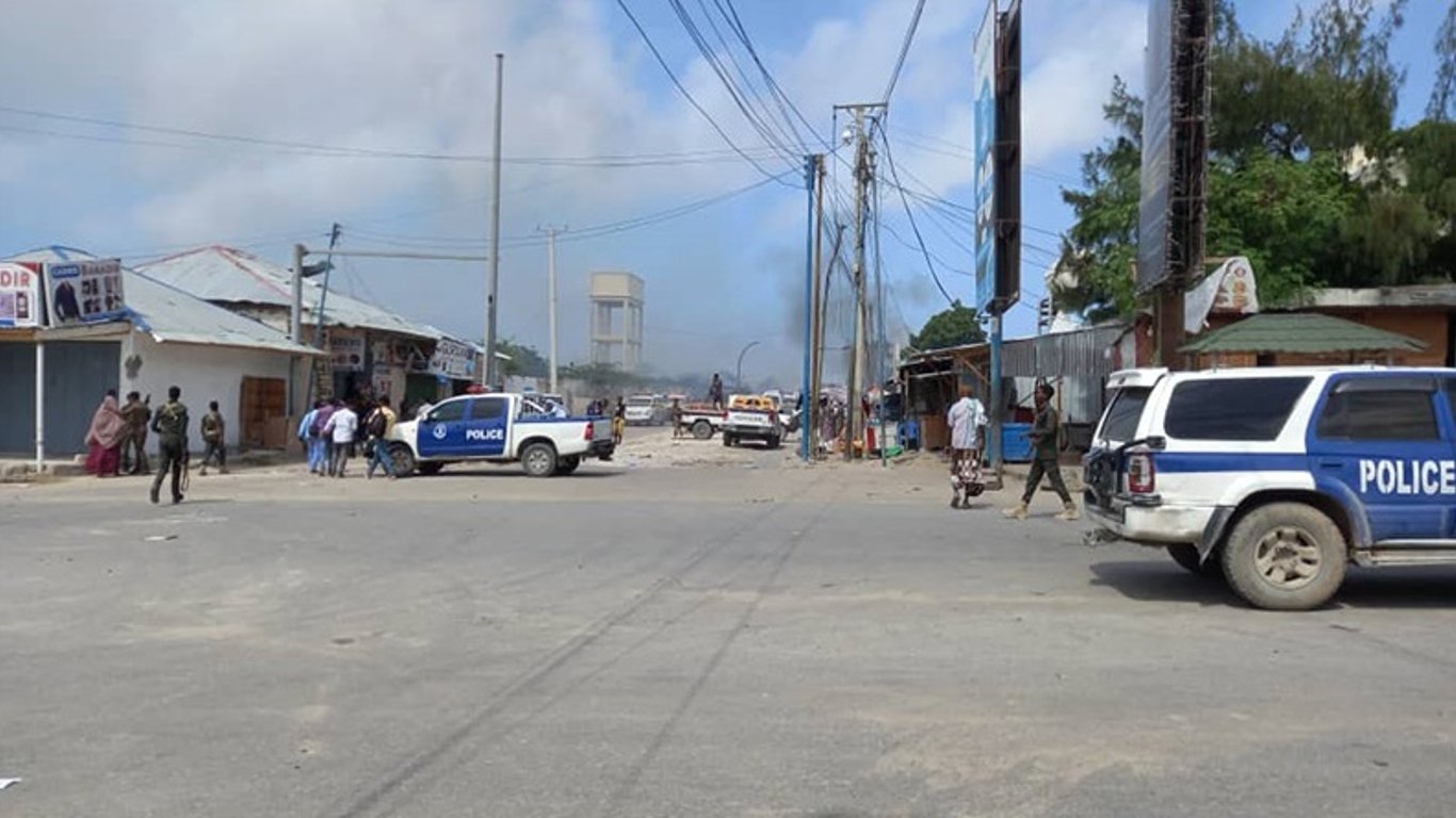 Теракт в столице Сомали - смертник взорвался возле колонны автомобилей