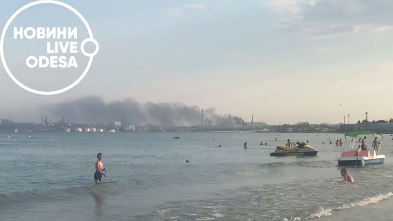 В Одессе горели покрышки - дым напугал отдыхающих на пляжах Лузановки
