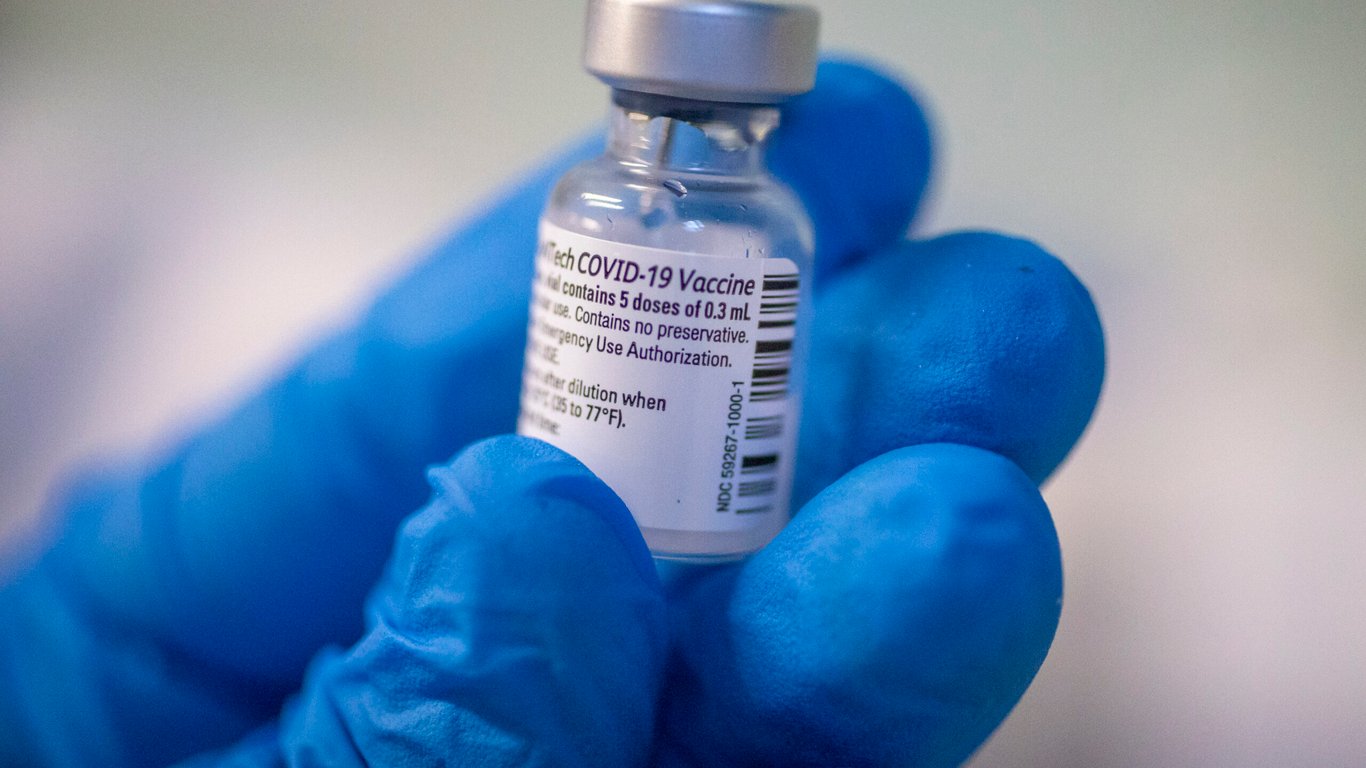 Вакцину Pfizer начали использовать в центрах массовой вакцинации - кому она будет доступна