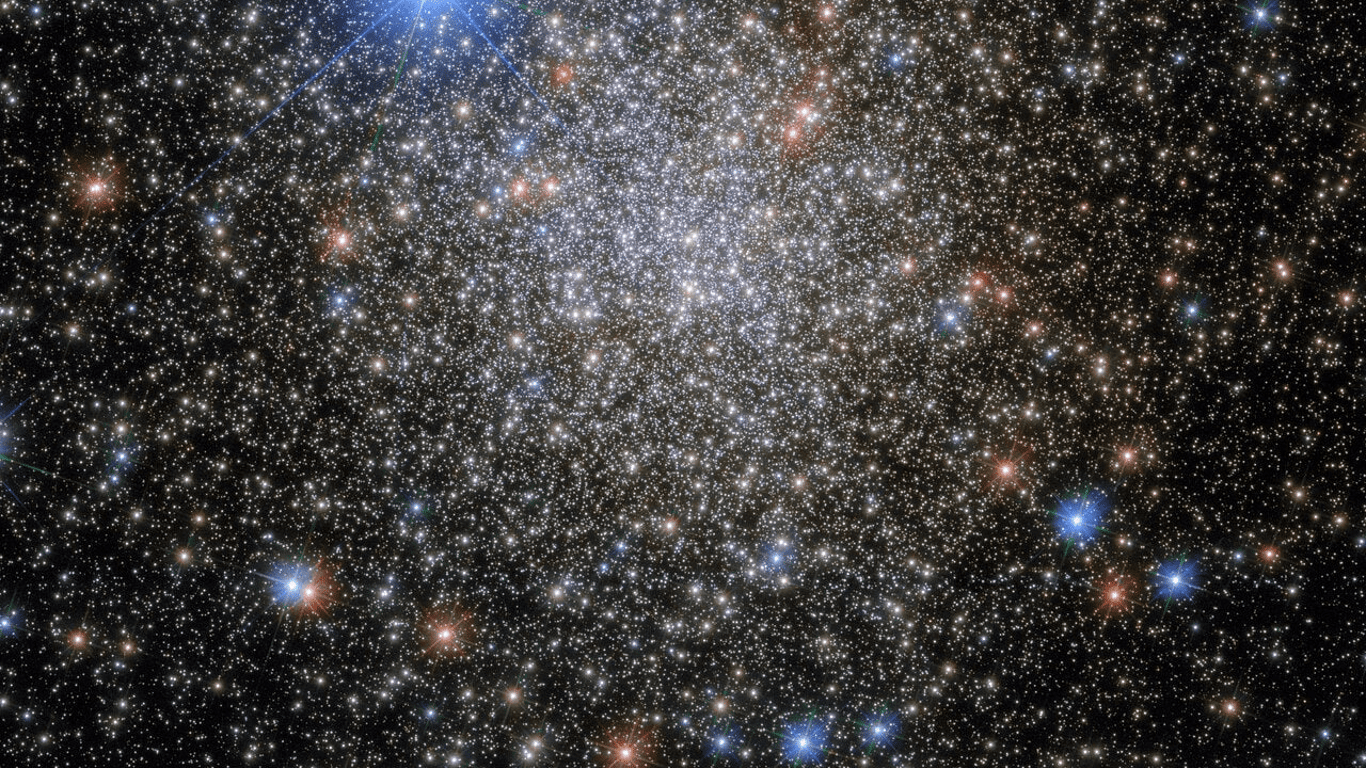 Телескоп Hubble - снимок звездного скопления в созвездии Скорпиона