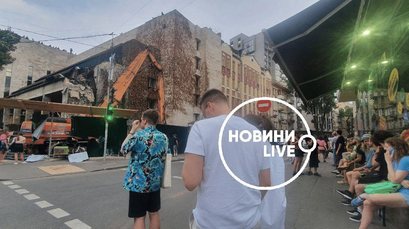 "Квіти України" - у Києві зносять фасад модерністської будівлі