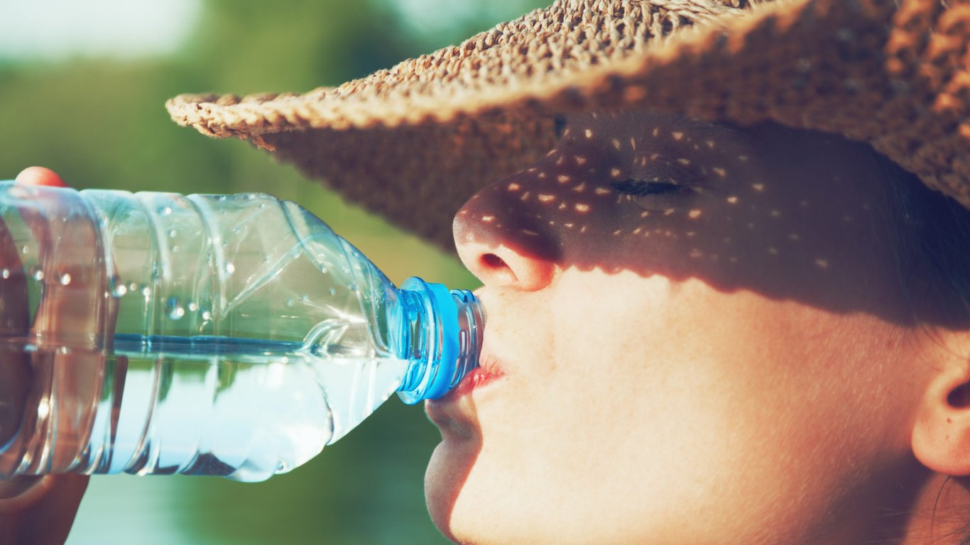 Сколько надо пить воды в жару - как избежать обезвоживания летом