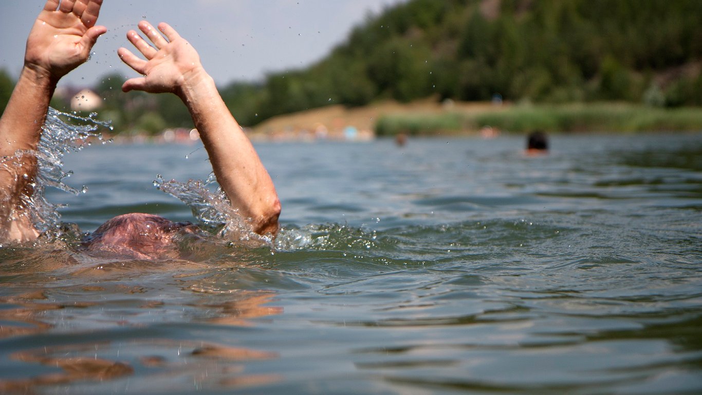 В Ивано-Франковске запретили купаться в городской реке - какая причина