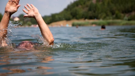 Власти Ивано-Франковска запретили купаться в городской реке: какая причина - 285x160