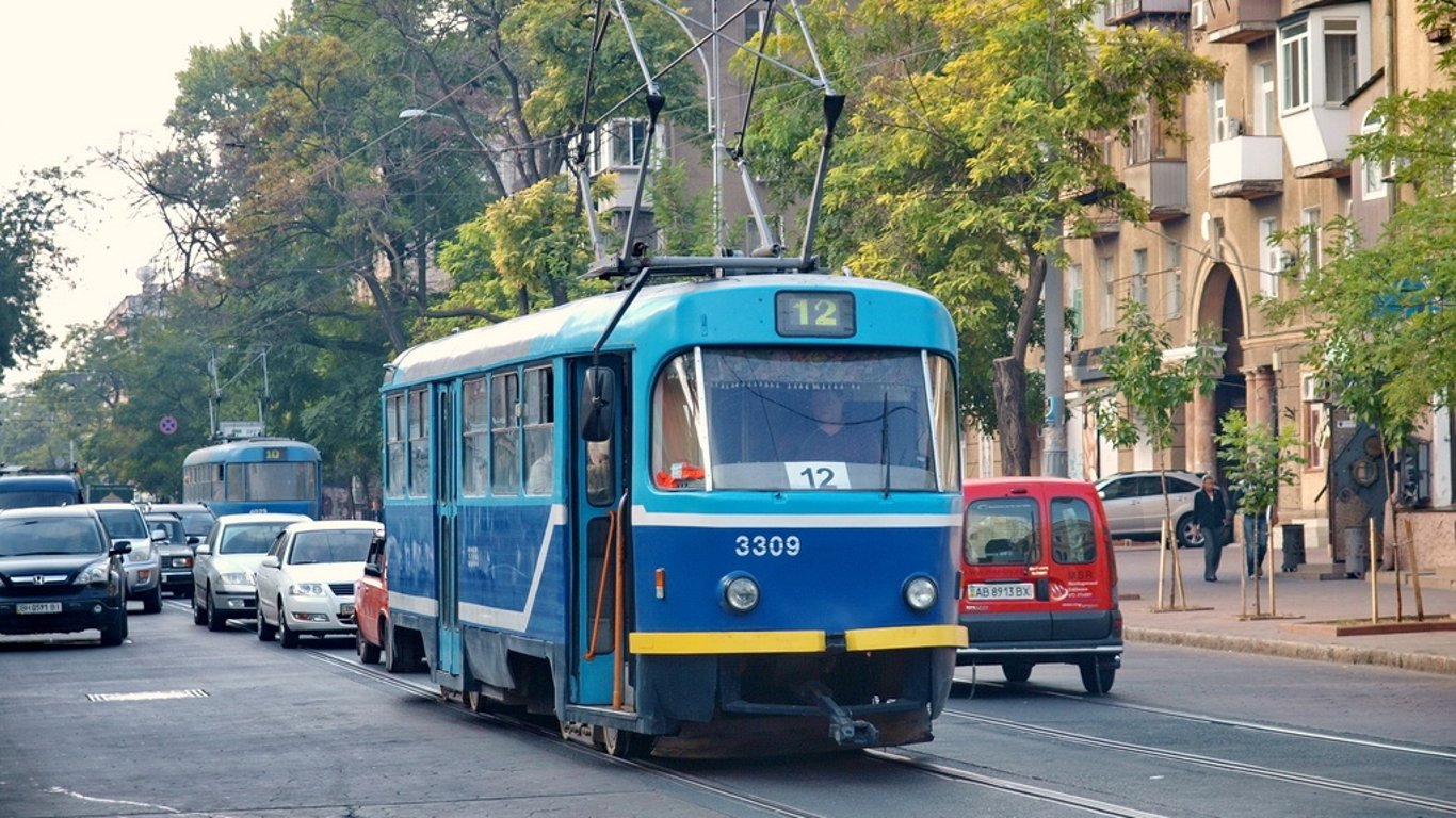 Двоє дітей каталися по Одесі зачепившись за трамвай